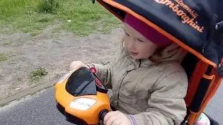 Александра катается на трёхколёсном велосипеде Lamborghini L2