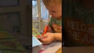 УЧИТСЯ ПРЫГАТЬ И РЕЗАТЬ НОЖНИЦАМИ в 3.4 #синдромдауна #особенныйпетя