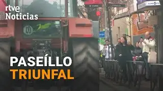 AGRICULTORES: Con APLAUSOS reciben en MADRID a la TRACTORADA que protesta frente al MINISTERIO |