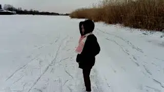 Катается на коньках Зима 2018