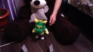 Жорик играет с новой мягкой игрушкой