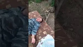 пьяный бьёт себя по лицу