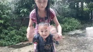 sibob mandi hujan sama teteh