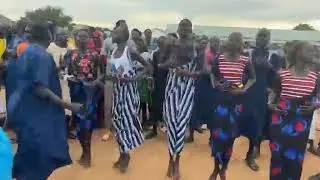 Wathii ke Ciec Manyiel deregel at Newsite dancing to Arieth Bathou song