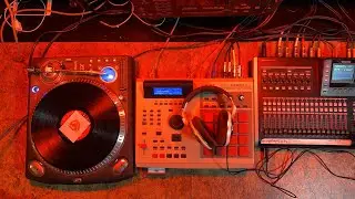 MPC 2000xl making a hip hop beat live, with Mack Lively, Sept 11, 2023