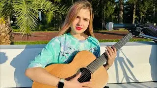 Девушка поет на улице на берегу моря 