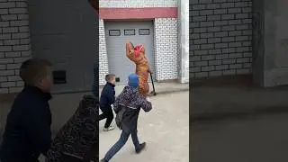 Динозаврик удивляет ребят на празднике 🥳