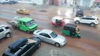 Die Regenzeit legt los. Es regnet kräftig.