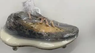 Ați văzut așa ceva? Vindem pantofi sport sigilați.