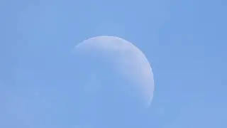 Luna crescente e nuvole  Roma 24 giugno 2023 ore 17
