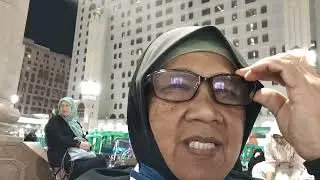 Suasana lepas solat maghrib di luar masjid nabawi