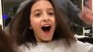 Девочка решается обрезать длинные волосы