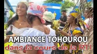 Ambiance Tohourou dans la cours de la RTI avec Barthélémy Inabo avant l'émission C'midi