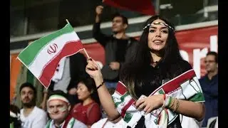 İranlı Kadınlar, Iran-Bolivya Futbol Maçını Tahran'daki Stadyumdan Büyük Bir Coşkuyla İzledi