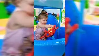 София путешествует на караблике и попала в шторм в детской игровой площадке!