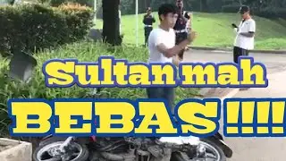 Tidak terima di tilang polisi karena tidak membawa helm seorang pemuda merusak motornya sendiri