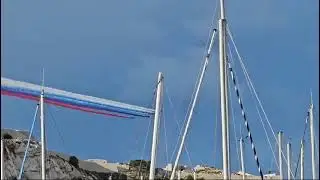 Французы перепутали краску и нарисовали флаг России над Марселем 😁