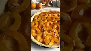 Так вкусно, что я съела за раз почти половину 🙈. Тарт с миндальным кремом и абрикосами.