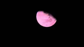 A Lua brincando de esconde-esconde...