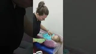 Клеем тейпы над верхней губой нижний,для чего Миле это необходимо нам расскажет врач нейрологопед