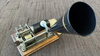 circa 1897 Columbia Graphophone 