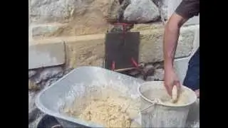 Coulage d'un mortier pierre calcaire de ragréage en coffrage in-situ