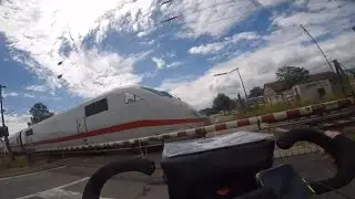 Prüfungspanik am geschlossenen Bahnübergang