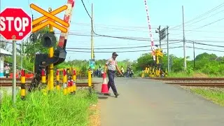 RUSAK Palang Pintu Perlintasan Kereta Api Tumbal Tidak Bisa Menutup