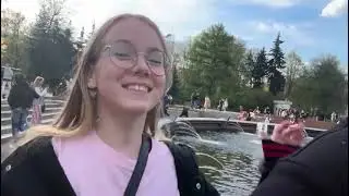 У фонтана. На прогулке.
