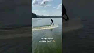 Тот, кто много зарабатывает. Много думает и мало спит.