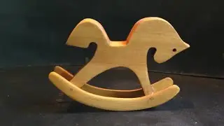 Ahşap oyuncak sallanan at