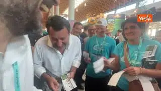 Meeting Rimini, Salvini acquista 10 biglietti lotteria: «Vinco bici elettrica? Meglio monopattino»