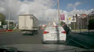 Яндекс такси нарушает ПДД.