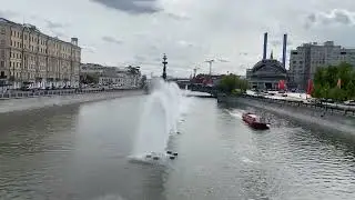 Москва. Лужков мост и его фонтаны