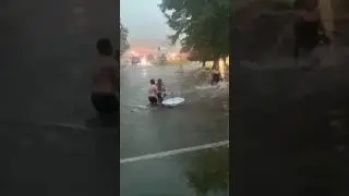 В Коломне молния ударила по людям, спасающимся от грозы. 