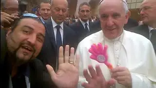 Papa Francesco e il Selfie Saluto della Pace con Il Salutatore