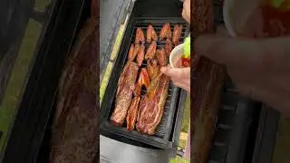 Коптим мясо в смокере / грудинка / крылья #смокер #готовимнадаче #жизньвдеревне #коптим #коптильня