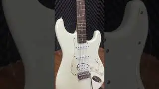 Squier Bullet Series HSS in Artic White