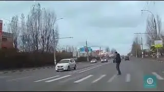 Беспечный пешеход на переходе