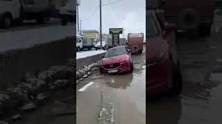Попала в яму на ул. Шаляпина. Краснодар. Доставал эвакуатор. Mazda CX-5 в яме
