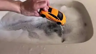 Ищем машинки в воде! Что попадется? /cars toys in water/coches al agua/물 속으로 자동차/水に車/पानी में कारें