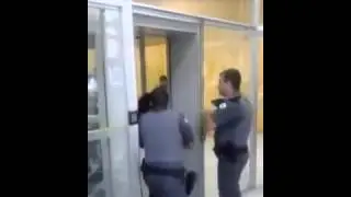 Mulher se recusa a sair do banco e é agredida
