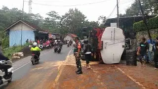 Mobil Tangki Minyak Goreng Terguling, Masyarakat Berebut  Minyak Goreng Gratis