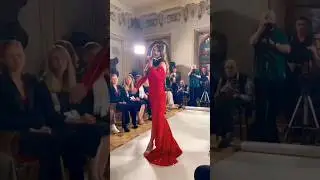 Импровизация на подиуме - модный показ, скрипачка