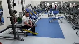 Разгибатель ног сидя поочередно с резинкой