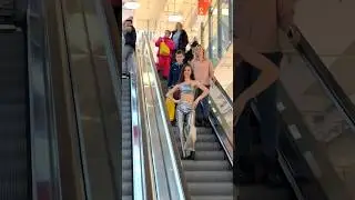 Тренд Бейонсе на эскалаторе 