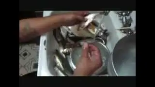 Очищаем рыбу от чешуи