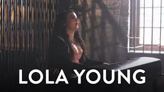 Lola Young - Blind Love 🎹  | Mahogany Session