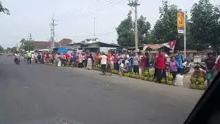 Antrian Masyarakat Untuk Mendapatkan Tabung Gas 3 Kg Jetis Ponorogo