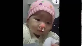 Snapchat Filtresini Gerçek Sanıp Burnunu Silmeye Çalışan Bebek